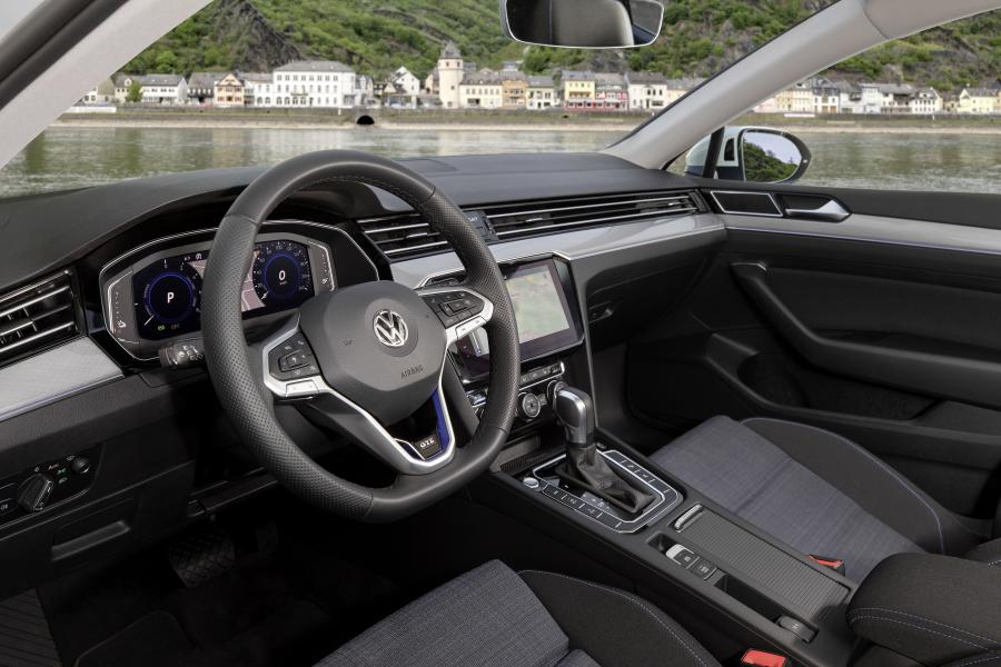 Интерьер Volkswagen Passat GTE Variant (B8) 2019 года  (WW) (фото 13 из 22)